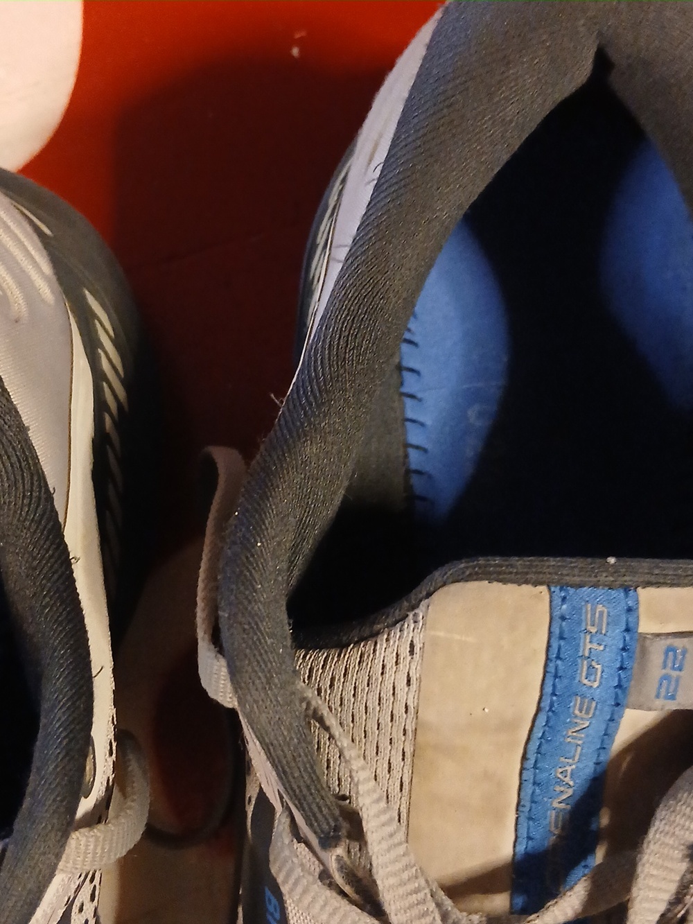 Mens Size 12 Brooks Adrenaline Gts 22 Running Shoes - Picture 5 of 9